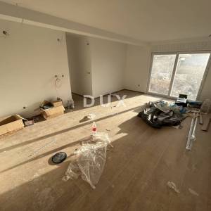 ROGOZNICA, STIVAŠNICA – Stan u prizemlju s bazenom i pogledom na more