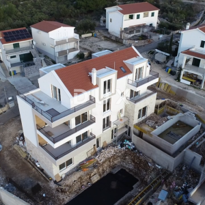 ROGOZNICA, STIVAŠNICA – Stan u prizemlju s bazenom i pogledom na more