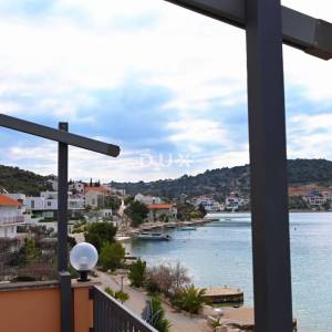 ROGOZNICA, ZATOGLAV – Ekskluzivna kuća 1. red do mora s vlastitim mulom i vezovima