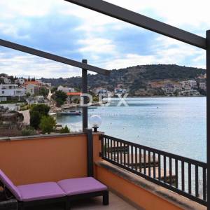 ROGOZNICA, ZATOGLAV – Ekskluzivna kuća 1. red do mora s vlastitim mulom i vezovima