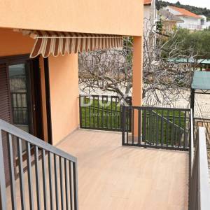 ROGOZNICA, ZATOGLAV – Ekskluzivna kuća 1. red do mora s vlastitim mulom i vezovima