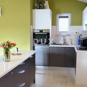 ROGOZNICA, ZATOGLAV – Ekskluzivna kuća 1. red do mora s vlastitim mulom i vezovima