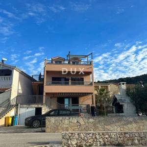 ROGOZNICA, ZATOGLAV – Ekskluzivna kuća 1. red do mora s vlastitim mulom i vezovima