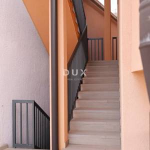 ROGOZNICA, ZATOGLAV – Ekskluzivna kuća 1. red do mora s vlastitim mulom i vezovima