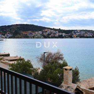 ROGOZNICA, ZATOGLAV – Ekskluzivna kuća 1. red do mora s vlastitim mulom i vezovima