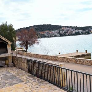 ROGOZNICA, ZATOGLAV – Ekskluzivna kuća 1. red do mora s vlastitim mulom i vezovima