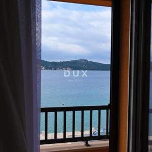 ROGOZNICA, ZATOGLAV – Ekskluzivna kuća 1. red do mora s vlastitim mulom i vezovima