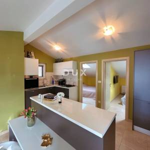 ROGOZNICA, ZATOGLAV – Ekskluzivna kuća 1. red do mora s vlastitim mulom i vezovima