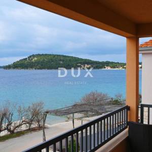 ROGOZNICA, ZATOGLAV – Ekskluzivna kuća 1. red do mora s vlastitim mulom i vezovima