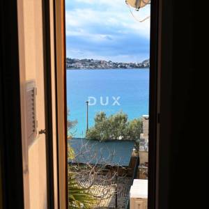 ROGOZNICA, ZATOGLAV – Ekskluzivna kuća 1. red do mora s vlastitim mulom i vezovima