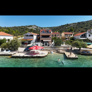 ROGOZNICA, ZATOGLAV – Ekskluzivna kuća 1. red do mora s vlastitim mulom i vezovima