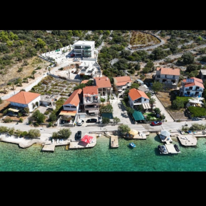 ROGOZNICA, ZATOGLAV – Ekskluzivna kuća 1. red do mora s vlastitim mulom i vezovima