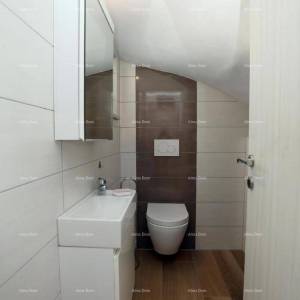 Samostojeća sa pogledom na more, udaljena od plaže i mora cca 500 metara.