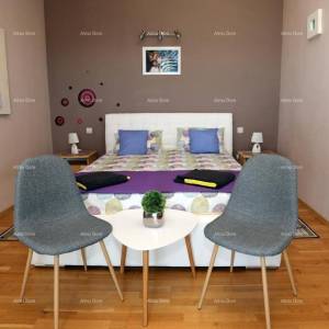 Samostojeća sa pogledom na more, udaljena od plaže i mora cca 500 metara.