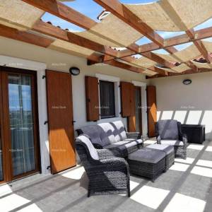 Samostojeća sa pogledom na more, udaljena od plaže i mora cca 500 metara.