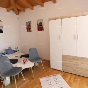 Samostojeća sa pogledom na more, udaljena od plaže i mora cca 500 metara.