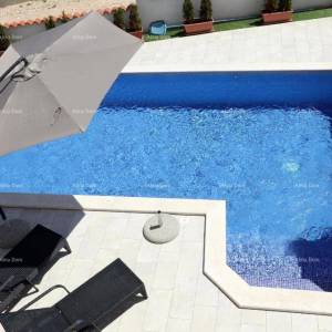 Samostojeća sa pogledom na more, udaljena od plaže i mora cca 500 metara.