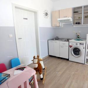 Samostojeća sa pogledom na more, udaljena od plaže i mora cca 500 metara.