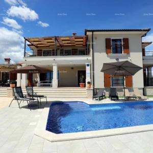 Samostojeća sa pogledom na more, udaljena od plaže i mora cca 500 metara.