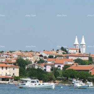 Samostojeća sa pogledom na more, udaljena od plaže i mora cca 500 metara.