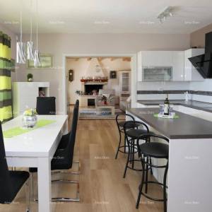 Samostojeća sa pogledom na more, udaljena od plaže i mora cca 500 metara.