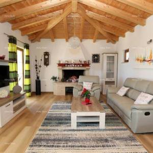 Samostojeća sa pogledom na more, udaljena od plaže i mora cca 500 metara.