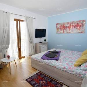 Samostojeća sa pogledom na more, udaljena od plaže i mora cca 500 metara.