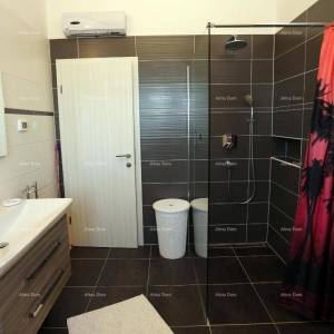 Samostojeća sa pogledom na more, udaljena od plaže i mora cca 500 metara.