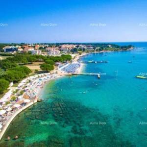 Samostojeća sa pogledom na more, udaljena od plaže i mora cca 500 metara.