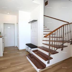 Samostojeća sa pogledom na more, udaljena od plaže i mora cca 500 metara.