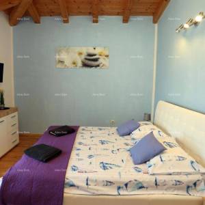 Samostojeća sa pogledom na more, udaljena od plaže i mora cca 500 metara.