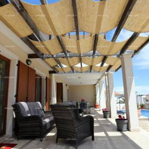 Samostojeća sa pogledom na more, udaljena od plaže i mora cca 500 metara.