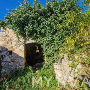 Šarmantna kamena kućica u Vrisniku