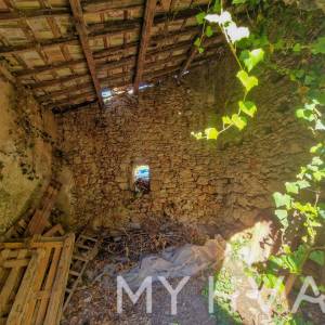 Šarmantna kamena kućica u Vrisniku