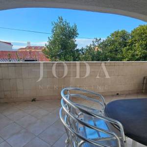 Selce stan sa okućnicom i parkingom blizu mora