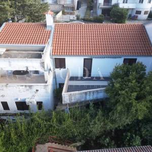 Selce stan sa okućnicom i parkingom blizu mora