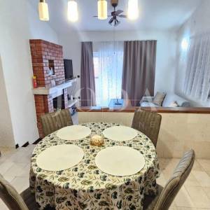 Selce stan sa okućnicom i parkingom blizu mora