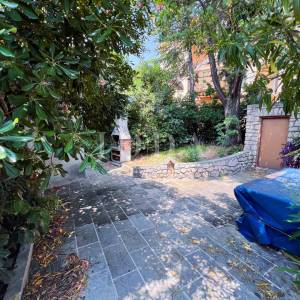 Selce stan sa okućnicom i parkingom blizu mora