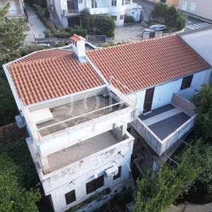 Selce stan sa okućnicom i parkingom blizu mora