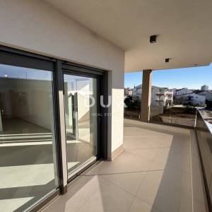 ŠIBENIK, VODICE – Luksuzni stan u blizini plaže s pogledom na more