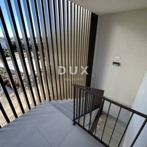 ŠIBENIK, VODICE – Luksuzni stan u blizini plaže s pogledom na more