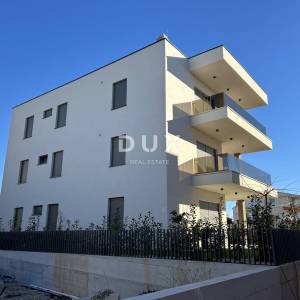 ŠIBENIK, VODICE – Luksuzni stan u blizini plaže s pogledom na more