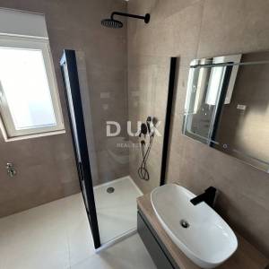 ŠIBENIK, VODICE – Luksuzni stan u blizini plaže s pogledom na more