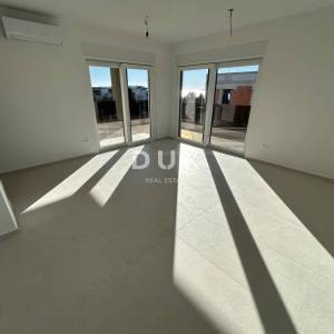 ŠIBENIK, VODICE – Luksuzni stan u blizini plaže s pogledom na more