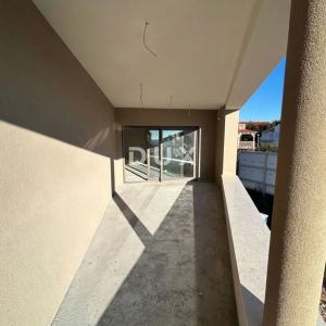 ŠIBENIK, VODICE – Novogradnja, lift, pogled na more, minutu od plaže