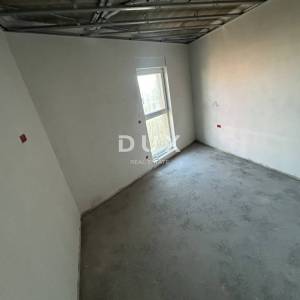 ŠIBENIK, VODICE – Novogradnja, lift, pogled na more, minutu od plaže