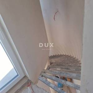 ŠIBENIK, VODICE – Samostojeća moderna vila s bazenom u izgradnji