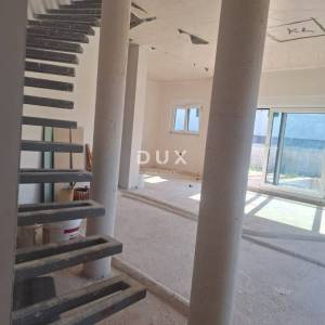 ŠIBENIK, VODICE – Samostojeća moderna vila s bazenom u izgradnji