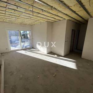 ŠIBENIK, VODICE – Stan u prizemlju novogradnje minutu od plaže