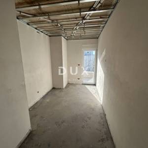 ŠIBENIK, VODICE – Stan uz plažu s pogledom na more i liftom